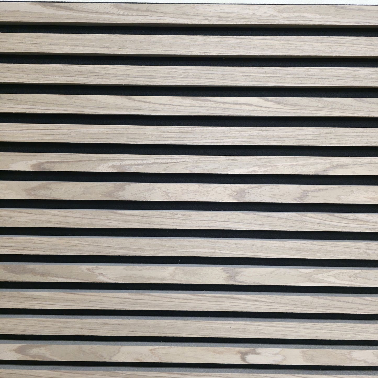 Confezione da 4 pannelli acustici quadrati in legno 600 mm x 600 mm con 1 adesivo in omaggio